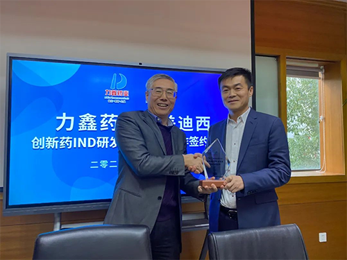 陈春麟博士代表兰科博弈RankBet将战术合作同伴留想牌赠予力鑫药业及高悦译董事长